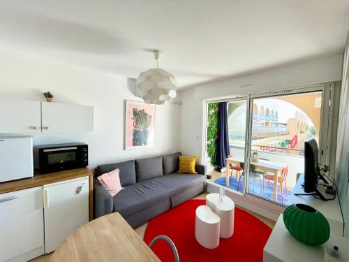 un salon avec un canapé et une table dans l'établissement STUDIO VUE MER Quartier des Quilles, à Sète
