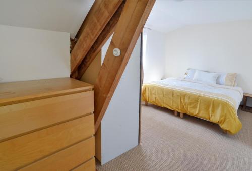 sypialnia z łóżkiem i lustrem w obiekcie Maison chaleureuse à Férolles-Attilly w mieście Férolles-Attilly