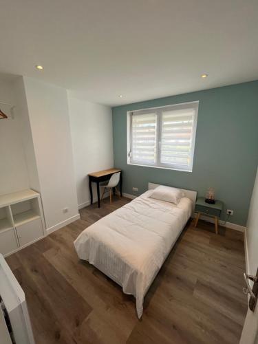 ein Schlafzimmer mit großem Bett und Fenster in der Unterkunft Maison contemporaine proche de Lille in Saint-André