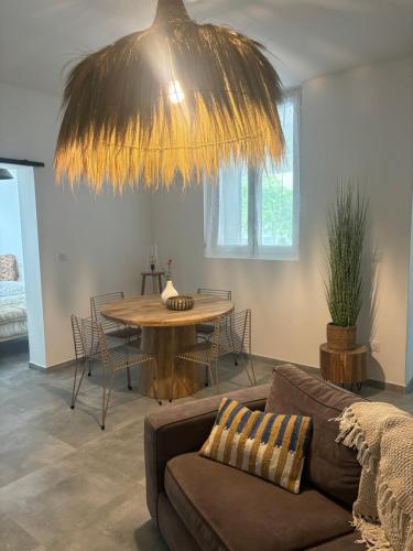 un salon avec un canapé et une table dans l'établissement Appartement cosy Quissac avec Jacuzzi, à Quissac