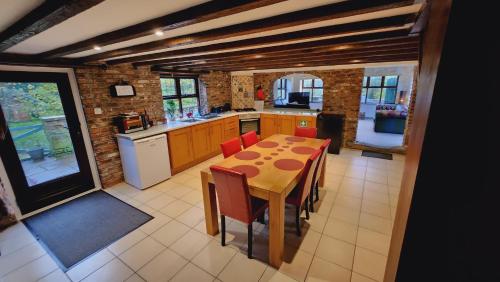 kuchnia z drewnianym stołem i krzesłami oraz kuchnia z blatem w obiekcie Stunning 2 Bedroom Guest House with Hot Tub w mieście Durham