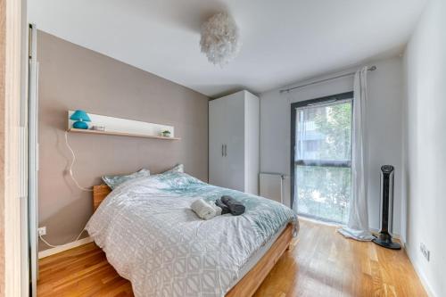 une chambre avec un lit et une grande fenêtre dans l'établissement GuestReady - A lovely stay in Voltaire Part-Dieu, à Lyon