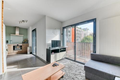 un salon avec un canapé et une table dans l'établissement GuestReady - A lovely stay in Voltaire Part-Dieu, à Lyon