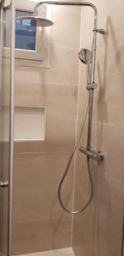 une douche avec un tuyau dans une salle de bain dans l'établissement Entre terre et mer, à Toulon