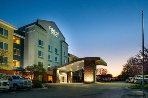 un hotel con parcheggio antistante di Fairfield Inn & Suites Greensboro Wendover a Greensboro