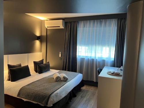 Cama ou camas em um quarto em Hôtel Gallia Cannes