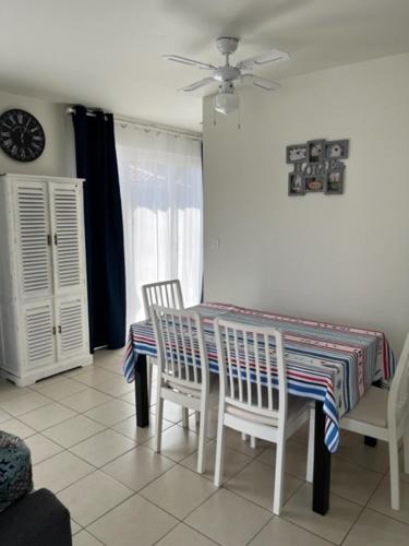 Φωτογραφία από το άλμπουμ του Chalet dans résidence de vacances, 3 chambres, piscines, jacuzzi, au bord du lac σε Parentis-en-Born