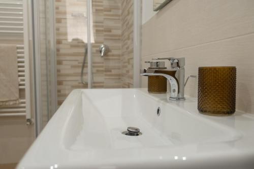 een wastafel met een kraan erop bij Camilla's home in Turijn