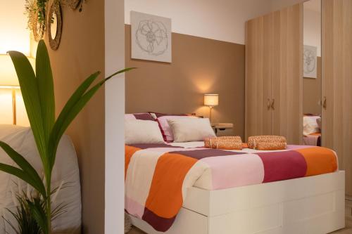 een slaapkamer met een bed en een plant bij Camilla's home in Turijn