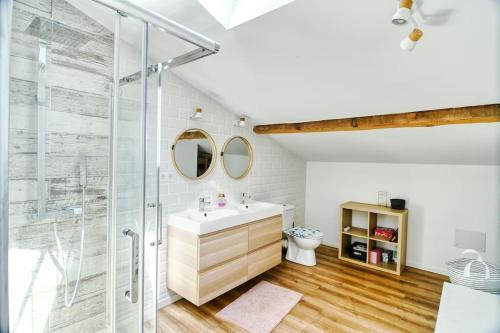 une salle de bain avec un lavabo et une douche dans l'établissement Villa landaise Esteka - Golf d'Hossegor, à Soorts-Hossegor