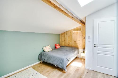 une chambre avec un lit dans une pièce dans l'établissement Villa landaise Esteka - Golf d'Hossegor, à Soorts-Hossegor