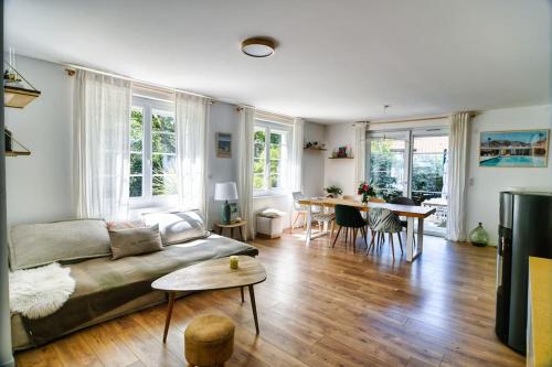 un salon avec un canapé et une table dans l'établissement Villa landaise Esteka - Golf d'Hossegor, à Soorts-Hossegor