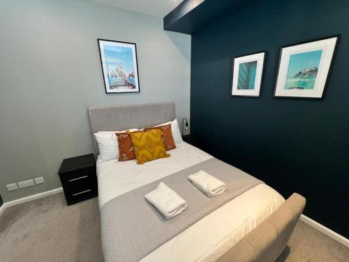 um quarto com uma cama grande e uma parede azul em Entire Stylish Apartment Central Brighton North St em Brighton & Hove