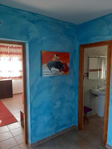 アギラスにあるCasa de Galindoの青い壁に雄牛の絵が描かれたバスルーム