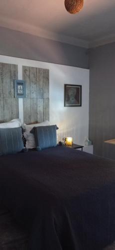 une chambre avec un grand lit avec des oreillers bleus dans l'établissement Appartement Le Rescator à Tamaris vue mer exceptionnelle climatisé résidence avec piscine et parking, à La Seyne-sur-Mer