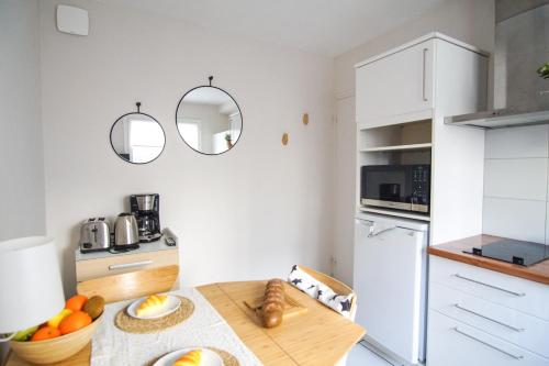 - une cuisine avec une table et des fruits dans l'établissement -UGO- T1 bis avec parking proche plage, à Concarneau