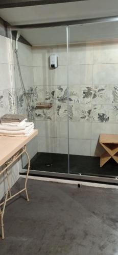 une douche avec une porte vitrée dans une pièce dans l'établissement Appartement Le Rescator à Tamaris vue mer exceptionnelle climatisé résidence avec piscine et parking, à La Seyne-sur-Mer