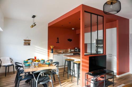 une cuisine et une salle à manger avec une table et des chaises dans l'établissement -IRIS- Magnifique T2 renove avec balcon et parking, à Concarneau
