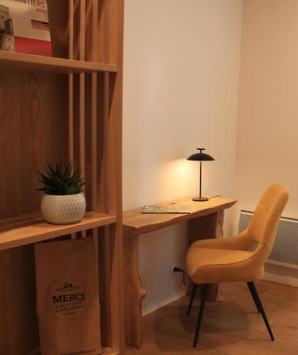 - un bureau et une chaise dans la chambre dans l'établissement La Sieste sur le Causse, à Cahors