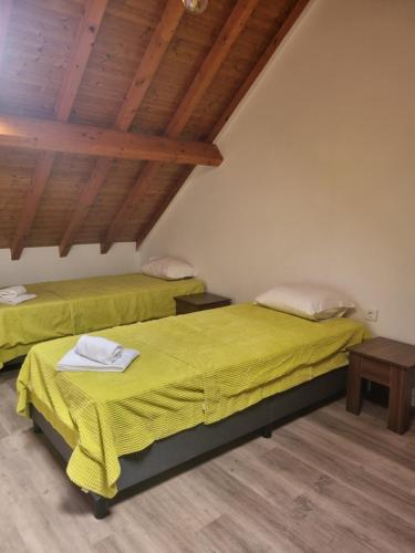 2 camas en una habitación con techos de madera en G3 Gamboa Beach House en Peniche