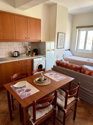 Η κουζίνα ή μικρή κουζίνα στο NEAR PIRAIKI APARTMENT