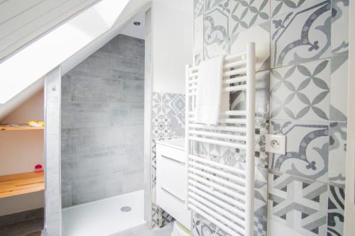 un escalier dans une chambre d'enfant avec du papier peint gris et blanc dans l'établissement -PETREL- Maison de campagne avec grand jardin, à Concarneau