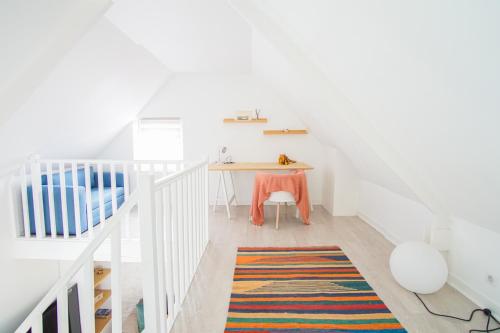 une salle à manger avec une table et un escalier dans l'établissement -PETREL- Maison de campagne avec grand jardin, à Concarneau
