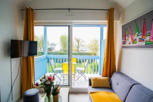 d'un salon avec un canapé et un balcon. dans l'établissement -Octant-Magnifique T1bis a Port La Foret Fouesnant, à La Forêt-Fouesnant