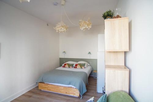 une chambre avec un lit dans une pièce dans l'établissement -ZOEY- Beau T1 bis avec parking, à Concarneau