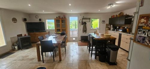 Televisyen dan/atau pusat hiburan di Chambre d'hôtes en Luberon