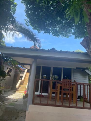 Balkoni atau teres di SU house Koh Phangan