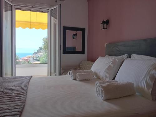 1 dormitorio con 1 cama grande y vistas al océano en Studios Spiros Parga en Parga