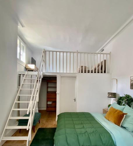 une chambre avec un lit superposé et une échelle dans l'établissement Le temps d'un passage, appartement de charme en plein centre historique, à Montpellier