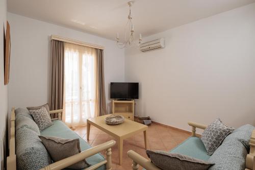 9 Muses Naxos Beach hotelにあるテレビまたはエンターテインメントセンター