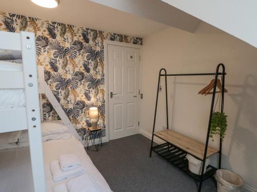 ウィットビーにあるEllerby Lane Houseのベッドルーム1室(二段ベッド1組、はしご付)
