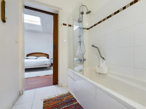 une salle de bain avec douche et baignoire dans l'établissement -Palerme- Spacieux appartement proche bord de mer, à Concarneau