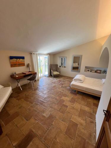 Cette grande chambre comprend un lit et un bureau. dans l'établissement Villa Vue Mer Exceptionnelle 5 Chambres, à Sainte-Maxime