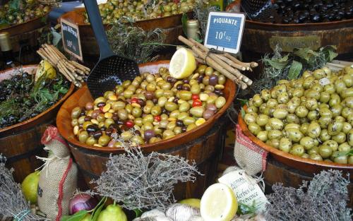 eine Auslage mit Obst und Gemüse in Körben in einem Geschäft in der Unterkunft Appartement Le Rescator à Tamaris vue mer exceptionnelle climatisé résidence avec piscine et parking in La Seyne-sur-Mer