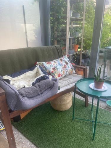 un salon avec un canapé et une table dans l'établissement Superbe 3 pièce jardin, aux Lilas