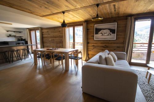 un salon avec un canapé et une table dans l'établissement Smartstay La Nuit Etoilee - Megeve, à Demi-Quartier