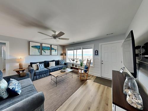 TV a/nebo společenská místnost v ubytování Sea Paradise Cottage