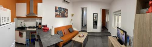 ein Wohnzimmer mit einem Sofa und einem TV in der Unterkunft 2 bedrooms villa with shared pool enclosed garden and wifi at Turis in Turís