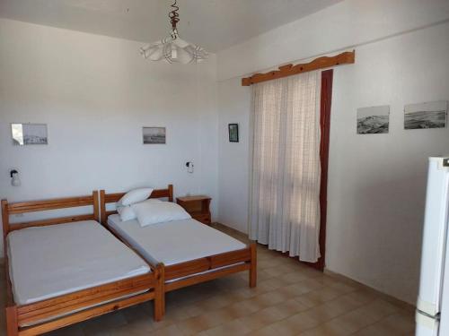 a bedroom with two beds and a window at Victoria2 in Istro