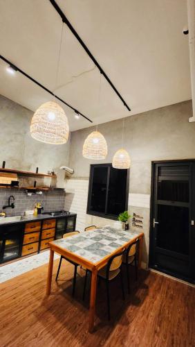 Una cocina o cocineta en 西晒旅宿墾丁包棟