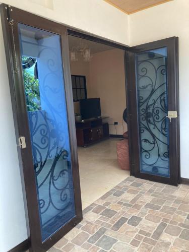 an open door to a living room with glass doors at Vacacional Abril in Juayúa