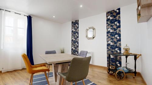 a dining room with a table and chairs at Cosy et Chic Centre Ville in Tulle