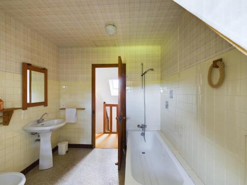 un baño con bañera y lavabo en -BAYA- Authentique & familiale a l Anse de Rospico, en Névez