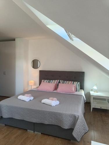 ein Schlafzimmer mit einem Bett mit zwei Handtüchern darauf in der Unterkunft Sobe pri Roži in Postojna
