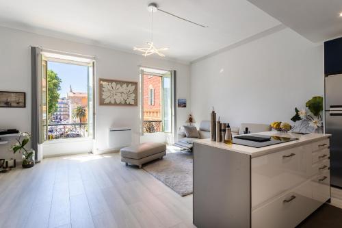 une cuisine et un salon avec une grande fenêtre dans l'établissement PORT CARNOT AP4405 By Riviera Holiday Homes, à Nice