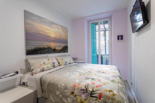 une chambre avec un lit avec un tableau sur le mur dans l'établissement PORT CARNOT AP4405 By Riviera Holiday Homes, à Nice